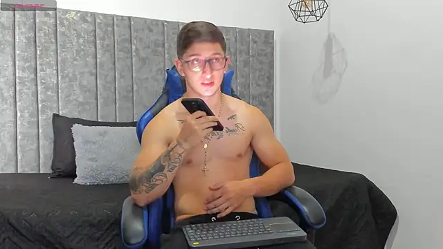 Snapshot of Calvin_Hunter chatting on April 13, 2:44 pm Calvin Hunter online show from April 13, 2:44 pm