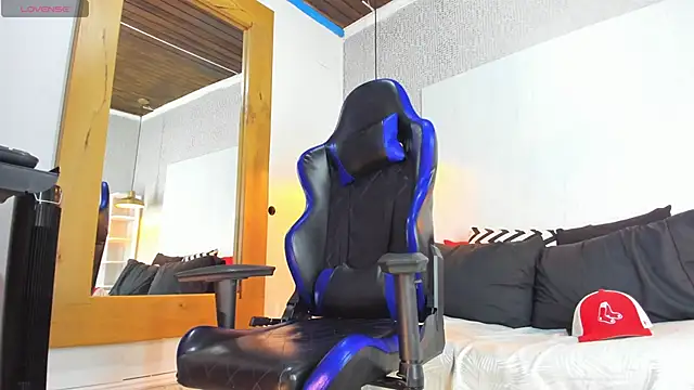 Snapshot of Dusan_Grey77 chatting on February 13, 4:08 am Dusan Grey77 online show from February 13, 4:08 am