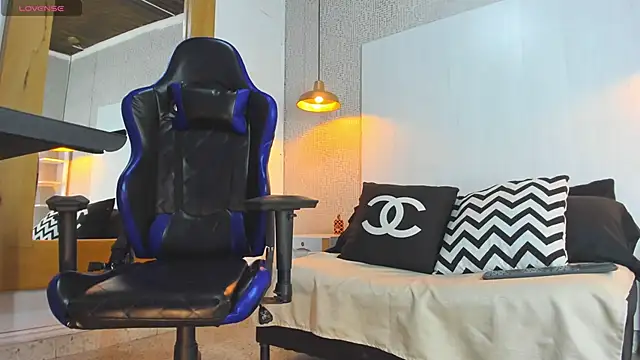 Snapshot of Dusan_Grey77 chatting on February 19, 4:08 am Dusan Grey77 online show from February 19, 4:08 am