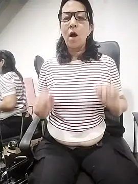 Snapshot of RosseLaure chatting on February 12, 1:00 am RosseLaure online show from February 12, 1:00 am