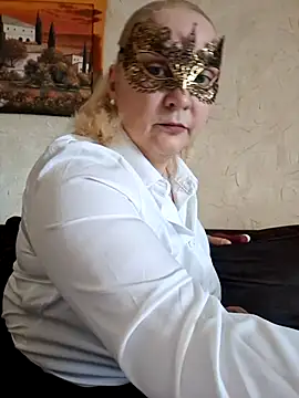 MaskedQueen77 online show from May 28, 12:24 pm