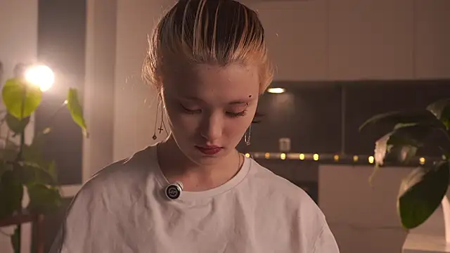 Snapshot of EleniRoeber chatting on February 19, 4:25 pm EleniRoeber online show from February 19, 4:25 pm