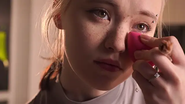 Snapshot of EleniRoeber chatting on February 22, 4:16 pm EleniRoeber online show from February 22, 4:16 pm