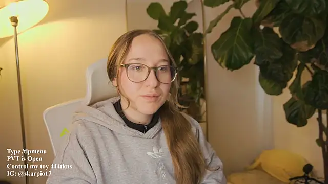 Scarlett NoirMuse online show from April 13, 9:31 pm