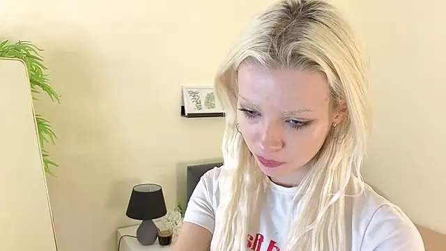 Snapshot of Naomi_Demio chatting on February 6, 2:53 pm Naomi Demio online show from February 6, 2:53 pm