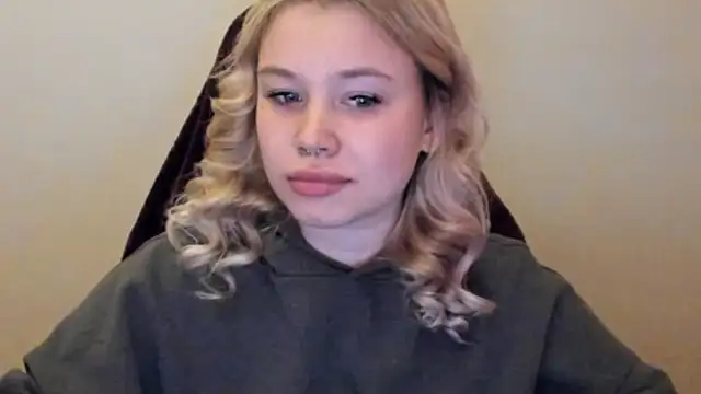 Snapshot of Lulu_Di chatting on February 4, 11:42 pm Lulu Di online show from February 4, 11:42 pm