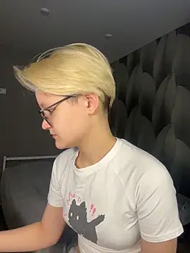 LuunaDorean online show from February 13, 6:20 am