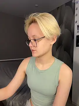 LuunaDorean online show from February 19, 6:31 am