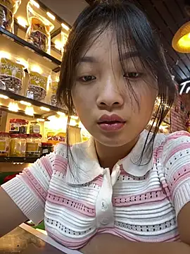 Lyn-be99 online show from April 17, 2:09 pm