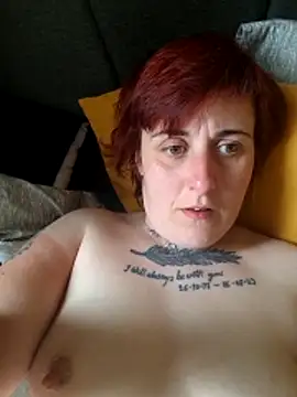 Snapshot of Tiara_XOX chatting on April 15, 10:33 am Tiara XOX online show from April 15, 10:33 am