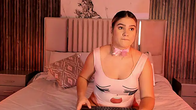 Snapshot of Liiahfontaine chatting on February 2, 11:42 am Liiahfontaine online show from February 2, 11:42 am