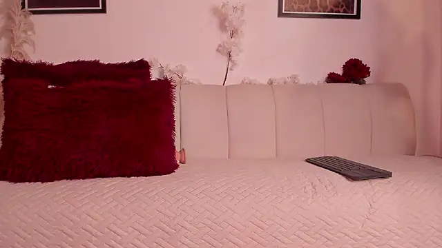 Snapshot of Naomi_bennet chatting on February 18, 10:22 am Naomi bennet online show from February 18, 10:22 am