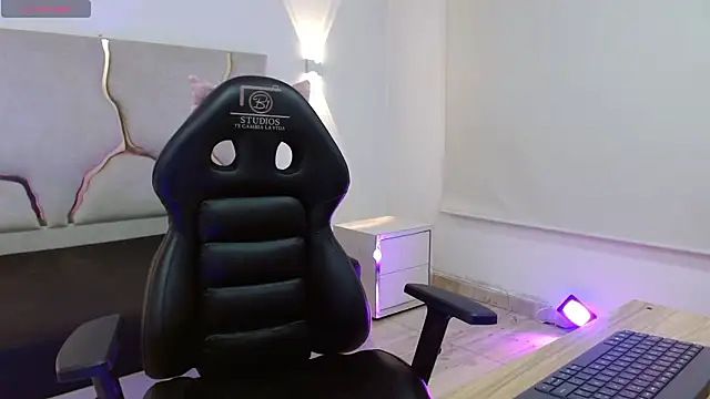 TINY TAY online show from March 7, 11:40 am