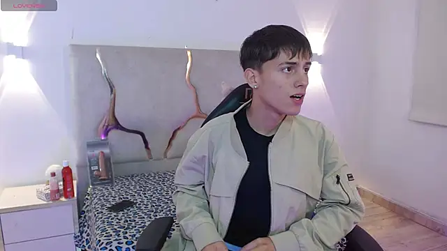 Snapshot of EVAN_TAY chatting on February 17, 2:52 am EVAN TAY online show from February 17, 2:52 am