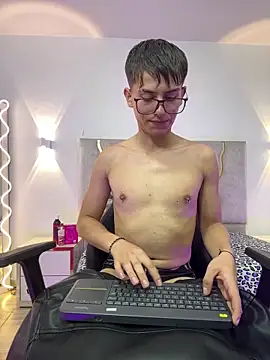 Snapshot of EVAN_TAY chatting on March 2, 5:19 am EVAN TAY online show from March 2, 5:19 am