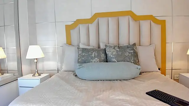 Snapshot of Crystal_Rose__ chatting on February 8, 11:35 am Crystal Rose online show from February 8, 11:35 am