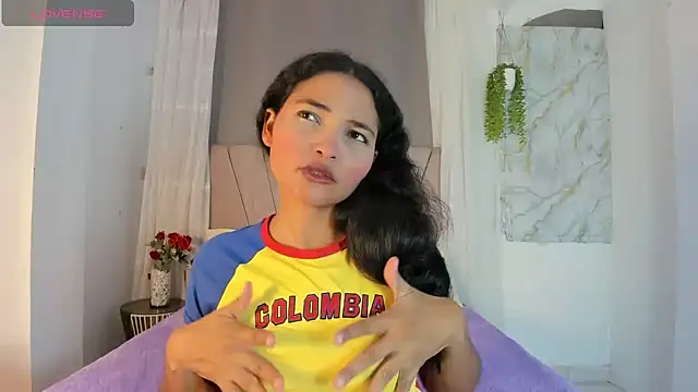 Snapshot of Elayha_28 chatting on June 18, 2:34 am Elayha 28 online show from June 18, 2:34 am