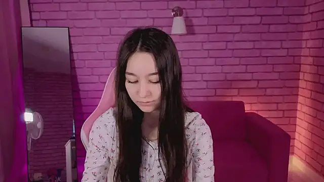 Snapshot of Nicole_Brownie chatting on February 17, 8:33 am Nicole Brownie online show from February 17, 8:33 am