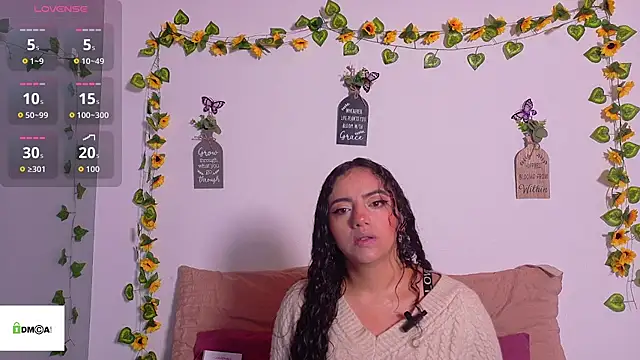 Snapshot of emiily_curly chatting on June 6, 9:03 am emiily curly online show from June 6, 9:03 am