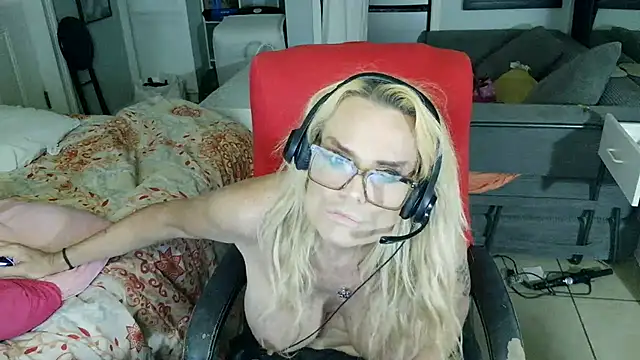 Snapshot of starandsky chatting on July 6, 9:39 am starandsky online show from July 6, 9:39 am