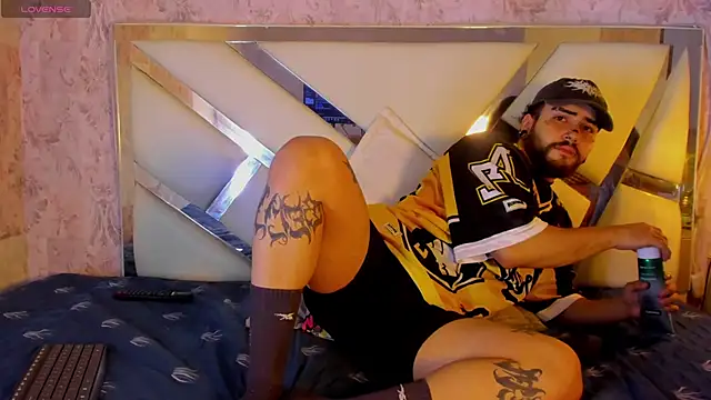 Snapshot of Benny_and_Mark chatting on February 5, 4:06 am Benny and Mark online show from February 5, 4:06 am