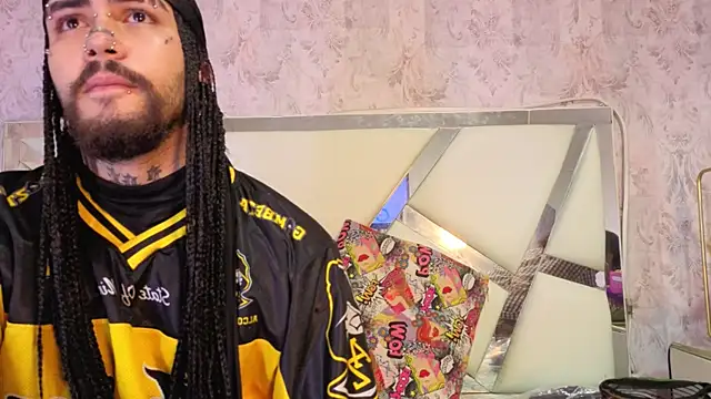 Snapshot of Benny_and_Mark chatting on February 25, 4:00 am Benny and Mark online show from February 25, 4:00 am