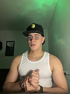 Maximuz1920 online show from April 2, 6:22 am