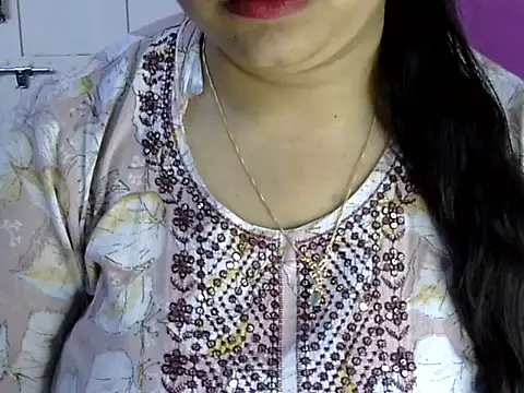 Snapshot of Cute_Aliyaa chatting on June 18, 1:37 pm Cute Aliyaa online show from June 18, 1:37 pm