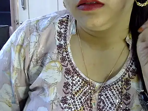 Snapshot of Cute_Aliyaa chatting on June 21, 11:02 am Cute Aliyaa online show from June 21, 11:02 am