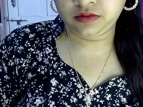 Snapshot of Cute_Aliyaa chatting on June 23, 1:20 pm Cute Aliyaa online show from June 23, 1:20 pm