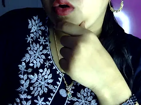 Snapshot of Cute_Aliyaa chatting on June 30, 1:56 pm Cute Aliyaa online show from June 30, 1:56 pm