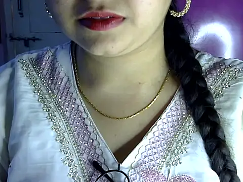 Snapshot of Cute_Aliyaa chatting on July 7, 1:04 pm Cute Aliyaa online show from July 7, 1:04 pm