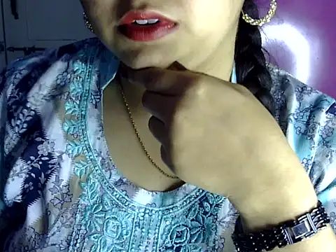 Snapshot of Cute_Aliyaa chatting on July 9, 1:37 pm Cute Aliyaa online show from July 9, 1:37 pm