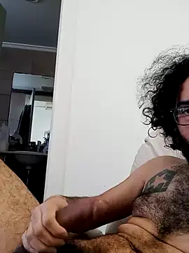 Snapshot of Batou1683 chatting on February 12, 12:44 pm Batou1683 online show from February 12, 12:44 pm