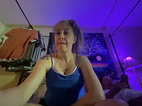 Sunflower0025 online show from April 26, 7:00 pm