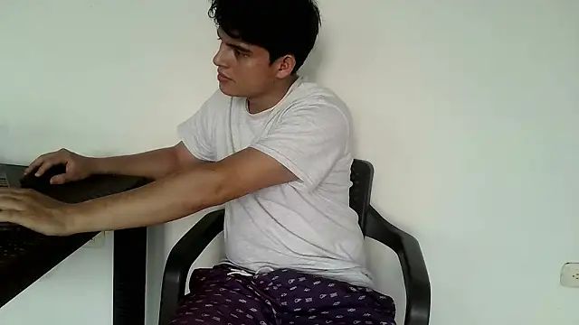 Snapshot of luisk200 chatting on February 3, 12:43 pm luisk200 online show from February 3, 12:43 pm