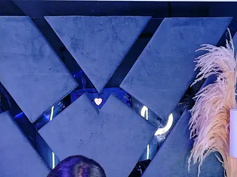 KylieWhitee online show from March 4, 12:00 pm