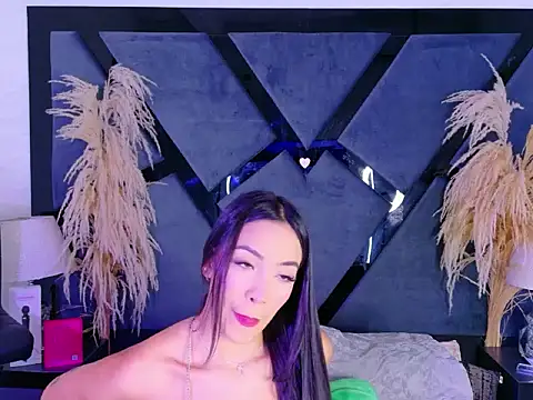 KylieWhitee online show from April 17, 2:42 pm