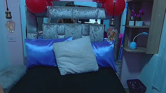 thyara noa online show from February 14, 8:05 pm