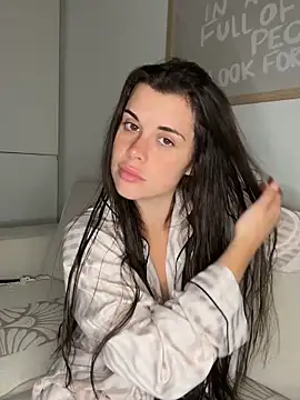 Snapshot of houseofnova chatting on February 25, 8:40 pm houseofnova online show from February 25, 8:40 pm