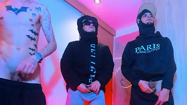 Snapshot of TheBatMansion chatting on February 1, 11:31 am TheBatMansion online show from February 1, 11:31 am