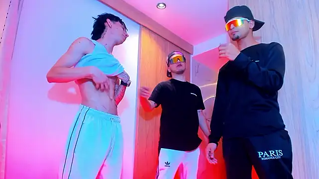 Snapshot of TheBatMansion chatting on February 3, 6:22 am TheBatMansion online show from February 3, 6:22 am