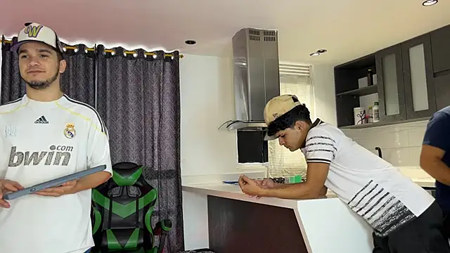 Snapshot of TheBatMansion chatting on February 18, 9:55 pm TheBatMansion online show from February 18, 9:55 pm