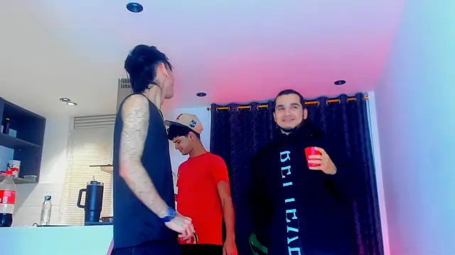 Snapshot of TheBatMansion chatting on February 21, 4:02 am TheBatMansion online show from February 21, 4:02 am