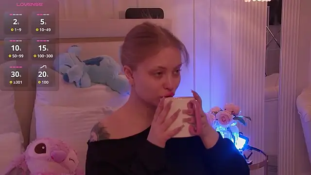 Snapshot of MollyHilton chatting on February 3, 3:04 am MollyHilton online show from February 3, 3:04 am