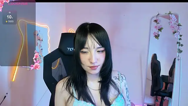 AliceeinWonderlanddd online show from April 9, 7:25 am