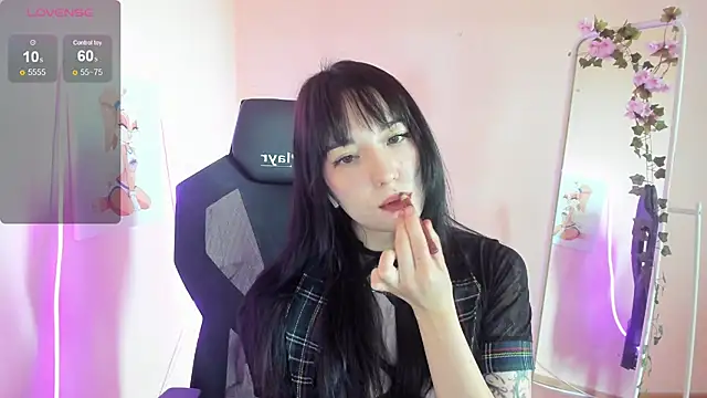 AliceeinWonderlanddd online show from July 12, 2:24 am
