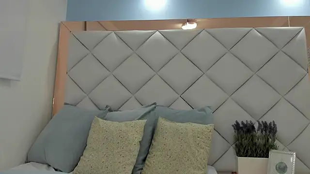 crystalstonee online show from April 13, 10:26 pm