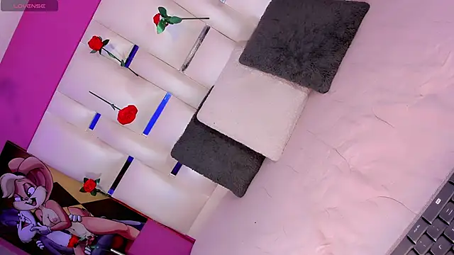 Snapshot of EmmaSweet23 chatting on February 25, 4:11 am EmmaSweet23 online show from February 25, 4:11 am