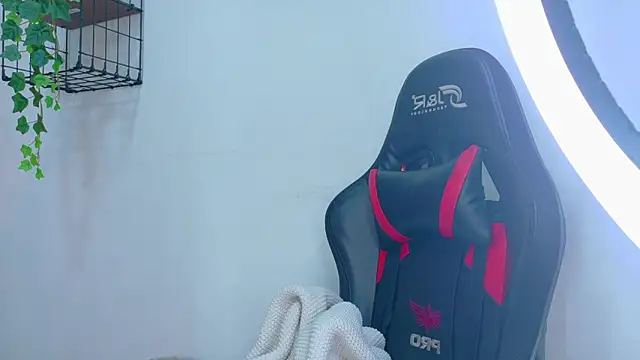 Snapshot of AnnieRouse__ chatting on February 5, 11:48 am AnnieRouse online show from February 5, 11:48 am